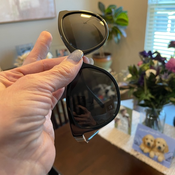 Burberry Sunglasses 🕶️ - Picture 4 of 11